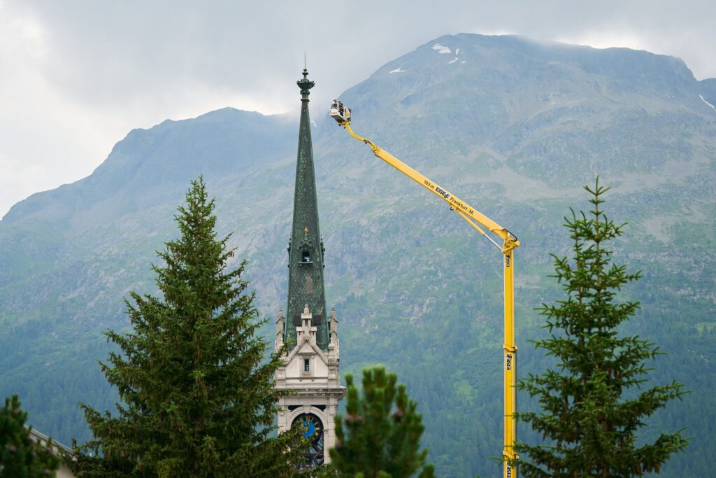 Millimeterarbeit an Kirche in St. Moritz mit Arbeitsbühne Wuma WT 1000 - Hagedorn