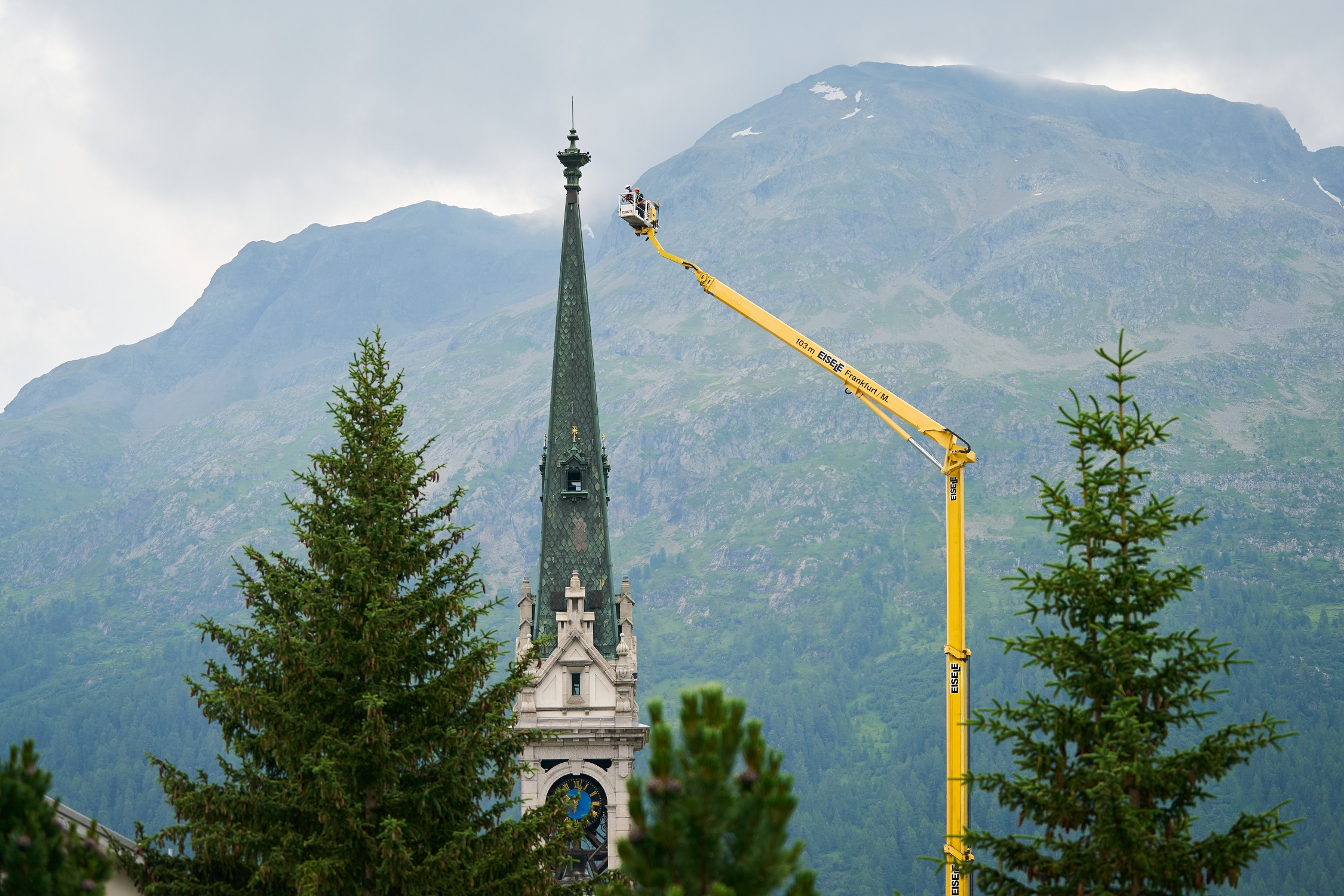 Millimeterarbeit an Kirche in St. Moritz mit Arbeitsbühne Wuma WT 1000 - Hagedorn