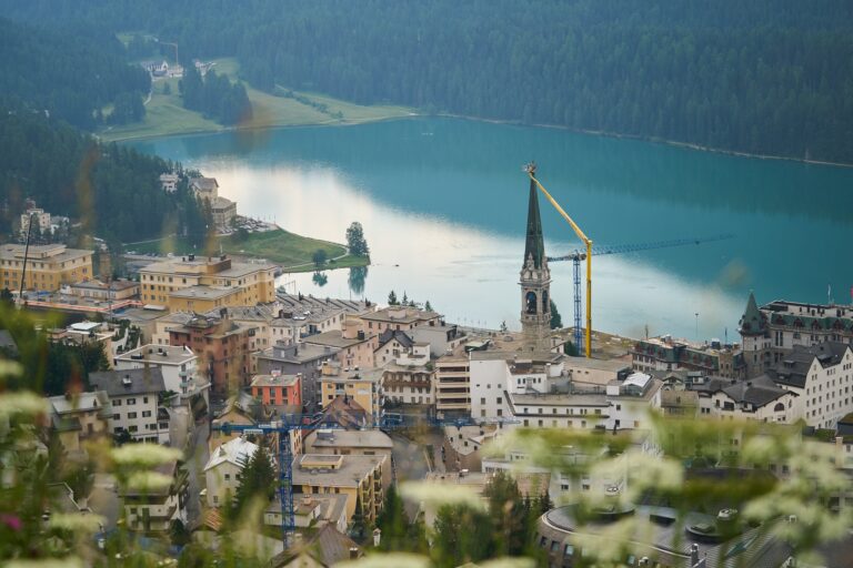 Arbeitsbühne Wumag WT 1000 von Eisele setzt Wetterhahn auf die Kirche in St. Moritz