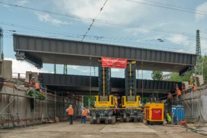 Brückemontage mit Cometto SPMT - Enerpac Hubsystemen - Hüffermann Gruppe