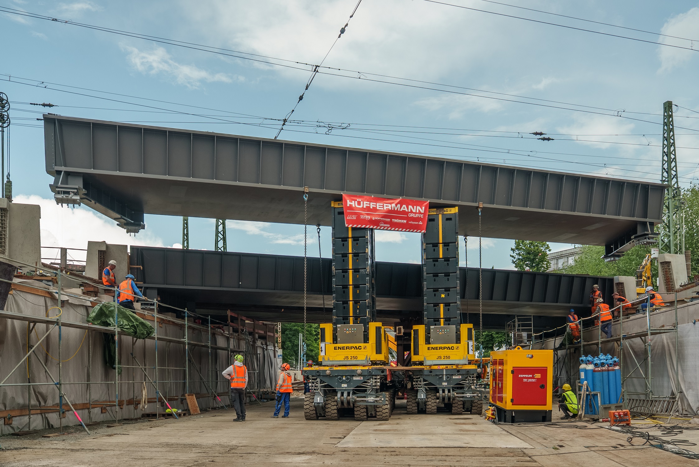Brückemontage mit Cometto SPMT - Enerpac Hubsystemen - Hüffermann Gruppe