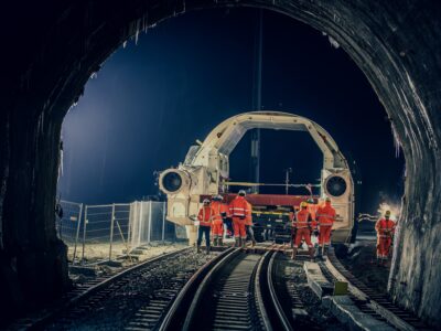 Maschineneinbringung mit SPMT bei Tunnelarbeiten