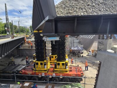 Brückenmontage mit SPMT Modulartransporter und Jack-Up Hubsystem