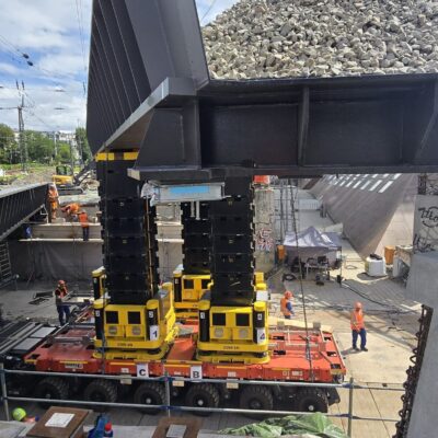 Brückenmontage mit SPMT Modulartransporter und Jack-Up Hubsystem