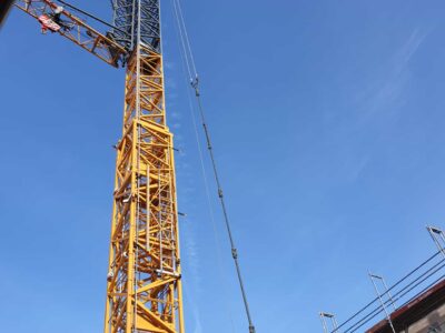 Aufbau eines Schnelleinsatzkranes von Liebherr - schneller Aufbau, Untendreher für kleine Baustellen Eisele