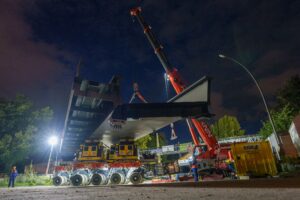 Schwerlasttransport mit SPMT - Brückentransport und Kranarbeit Hüffermann Gruppe